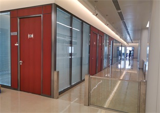 青島防火玻璃隔斷——安全與美學(xué)兼具的建筑防火屏障